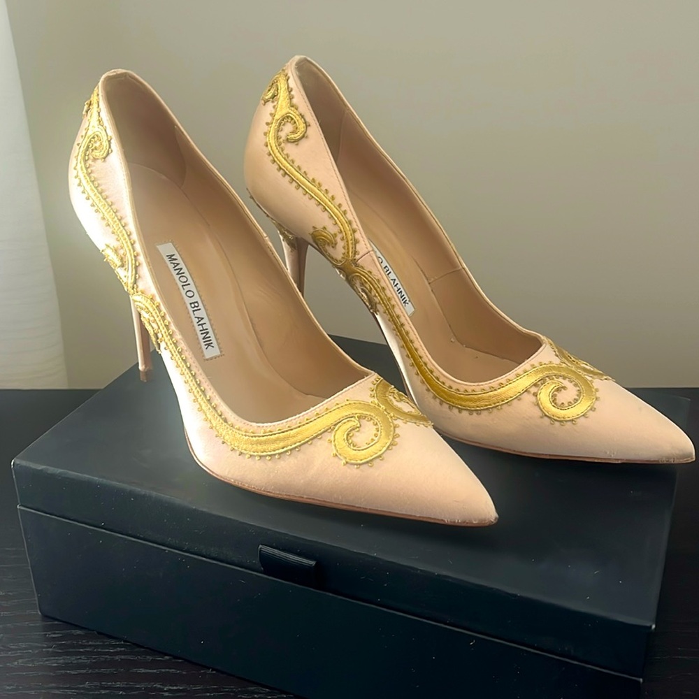 MANOLO BLAHNIK Light Pink with Gold detail pumps
